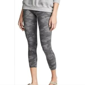 SPANX Green XS Cropped Camo Leggings EUC Pilates Yoga Gym Summer Activewear Run